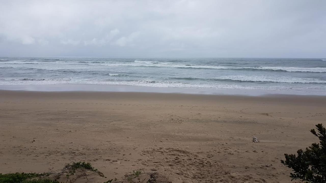Direct Access To The Beach Port Edward Luaran gambar
